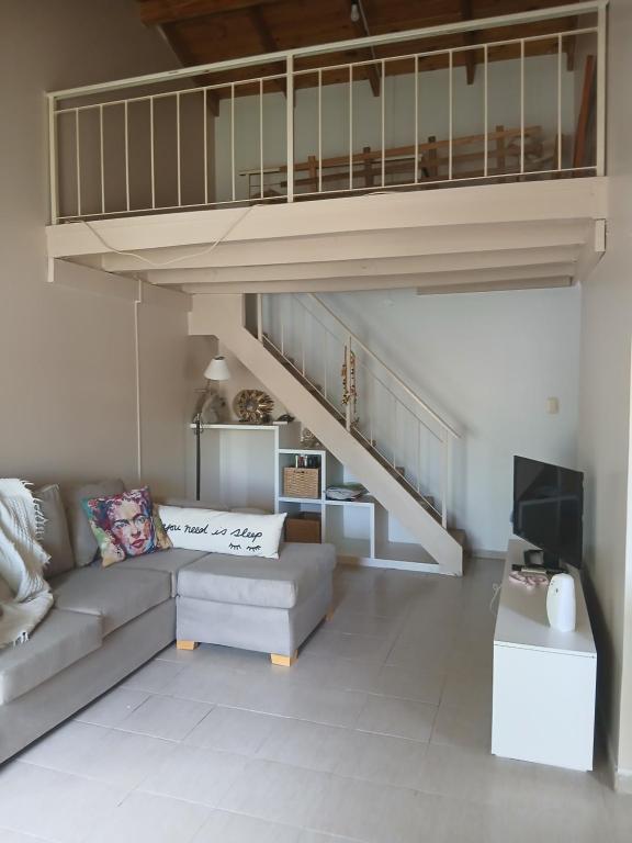Habitación doble con baño privado en amplia casa a metros de una laguna y el Museo Paleontológico de la ciudad - 1