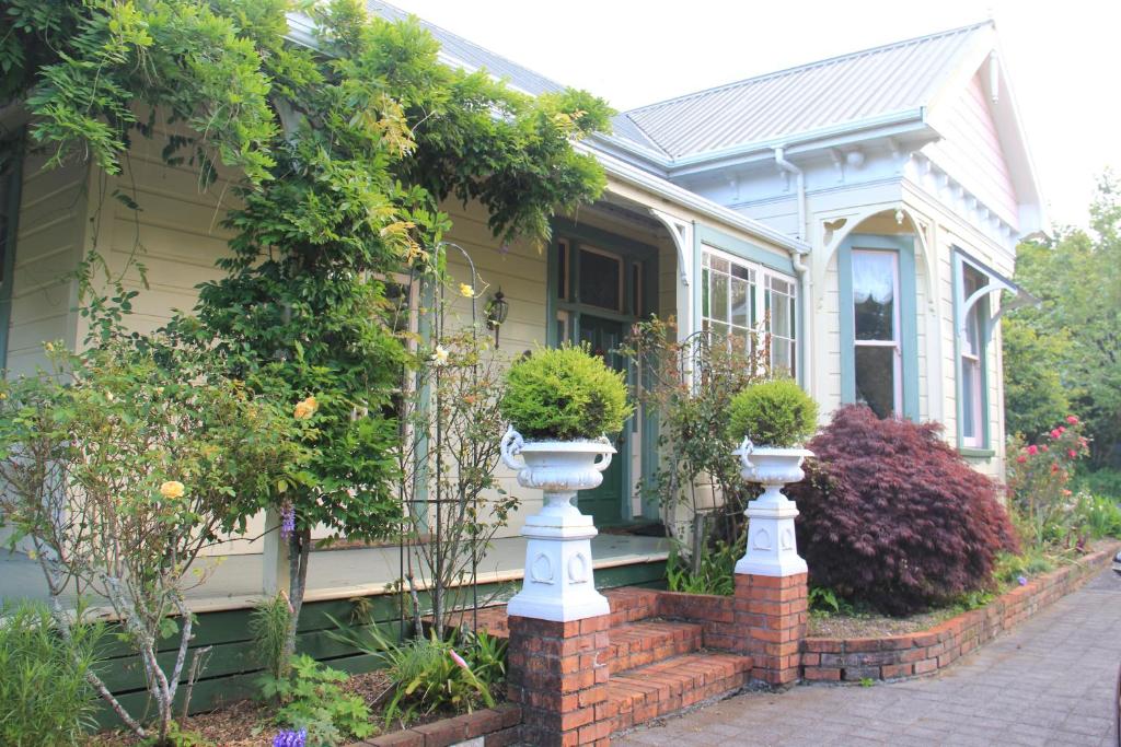 Entrance, Regan House in Mount Taranaki