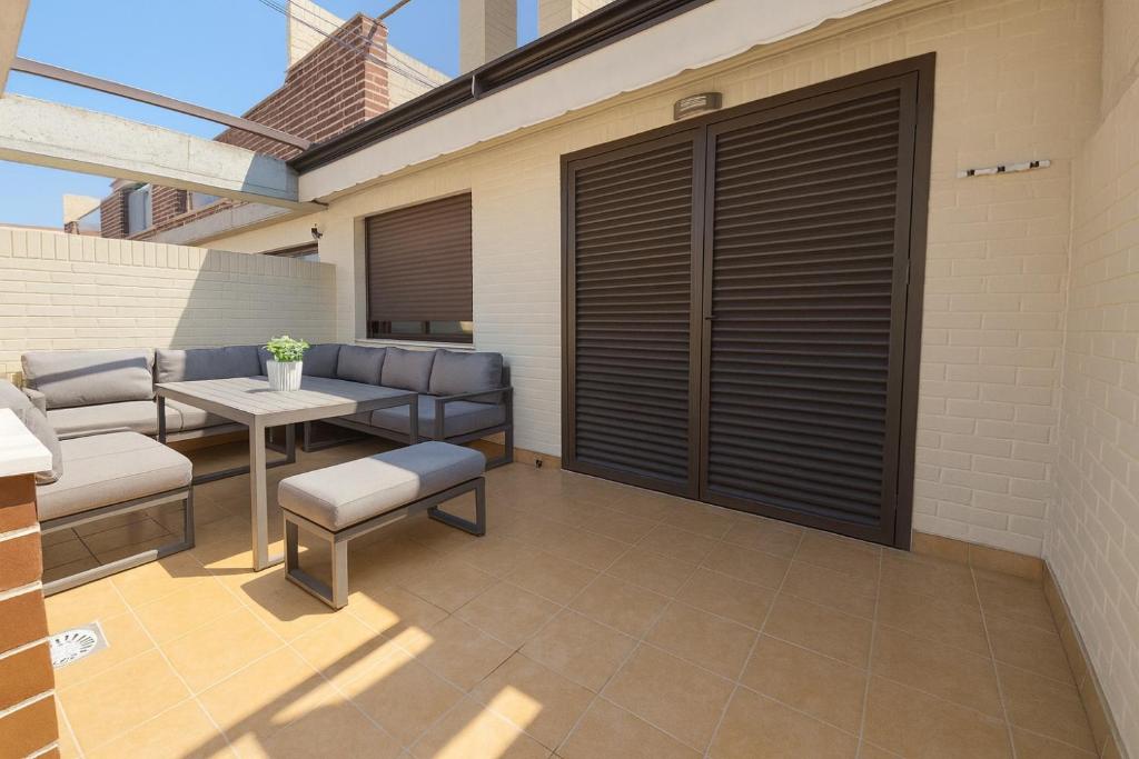 3 bedroom, two-level, morden apartment - 4