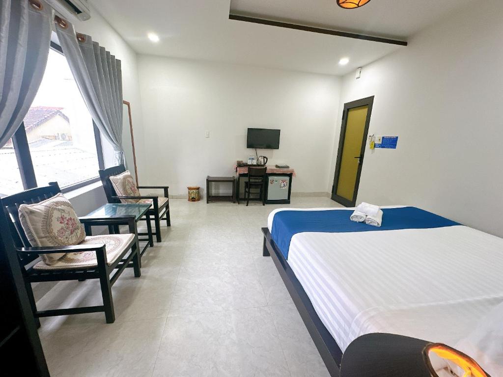 Shared lounge/TV area