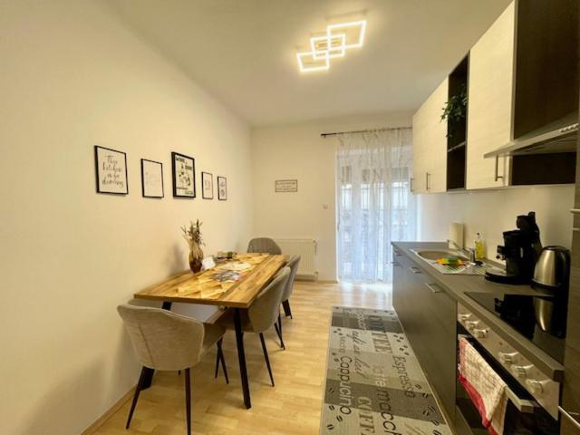 Elegante Wohnung mit Balkon - Nähe Stadthalle - 2