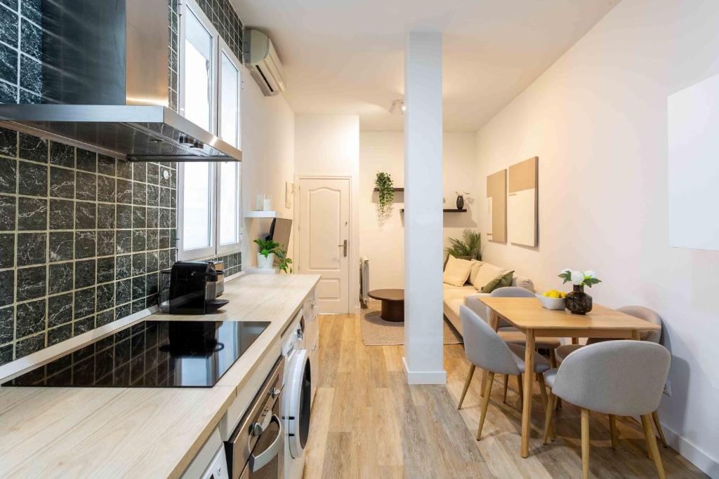 Bright & Spacious 2-BD Apartment in Chueca - 1