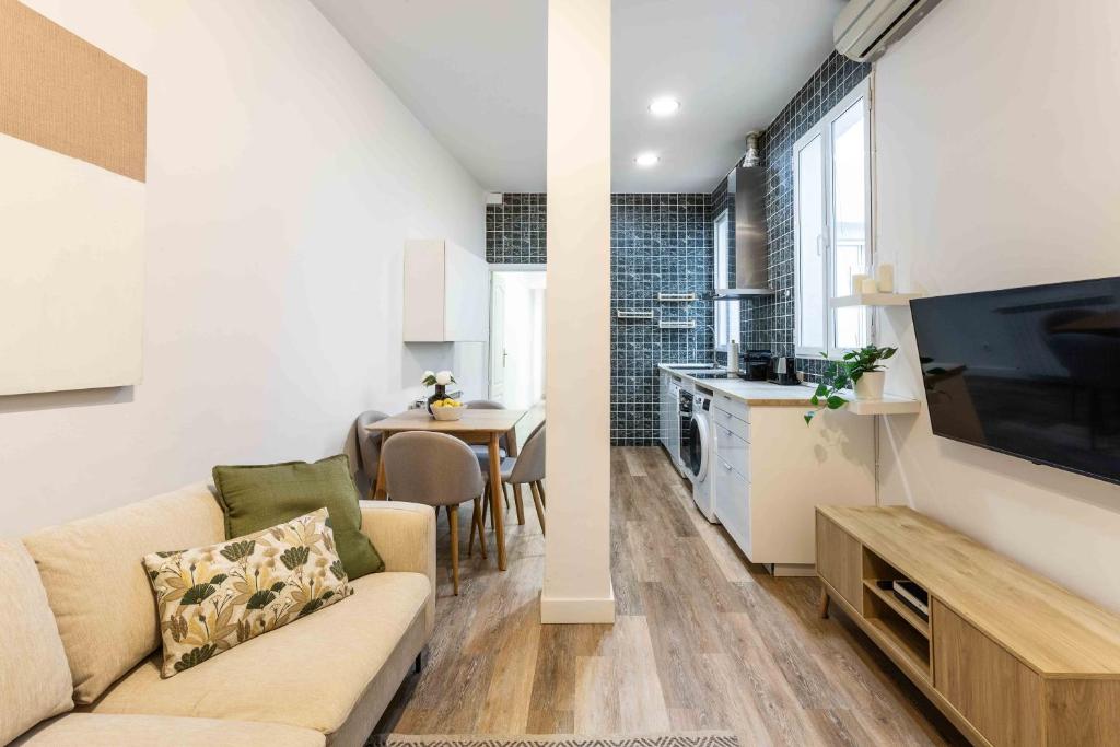 Bright & Spacious 2-BD Apartment in Chueca - 2