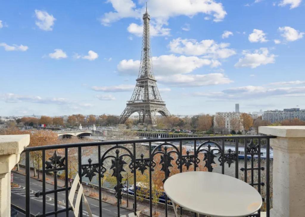 View on Eiffel Tower Seine and Main Monuments - 1