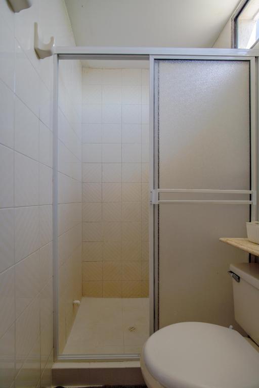 Habitación doble baño privado cerca al mar y bahia - 5