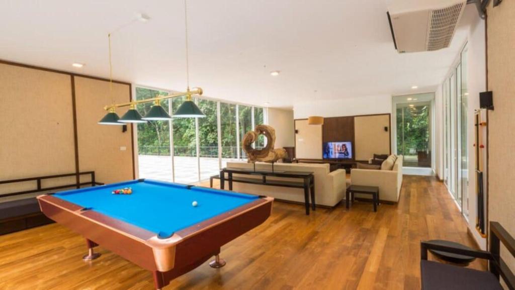 Shared lounge/TV area