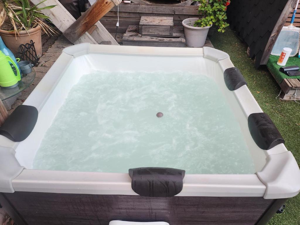 Chalet en bois avec Jacuzzi Privé et Piscine - 3