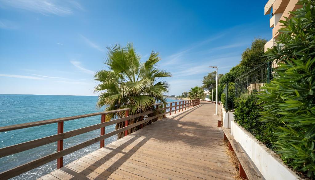 Ultimate Rentals - Centrally Located Beachside Apartment - 4