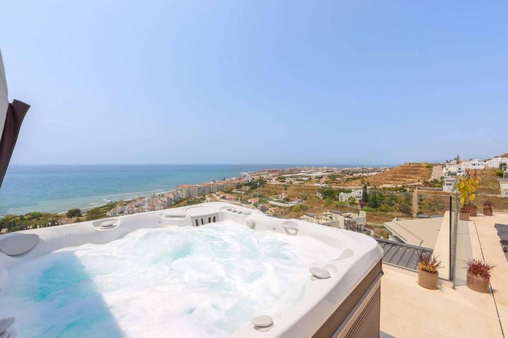 Luxury House with Private Pool, Jacuzzi and Wellness Spa - 2