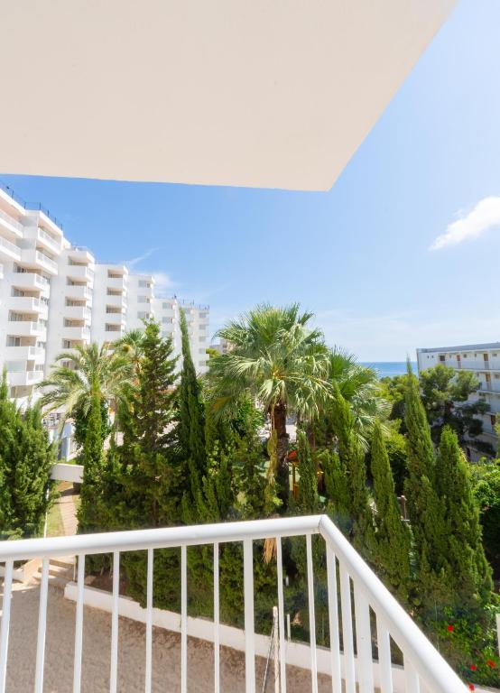 Apartamentos Vistasol — Hotel building in Magaluf, Balearic Islands