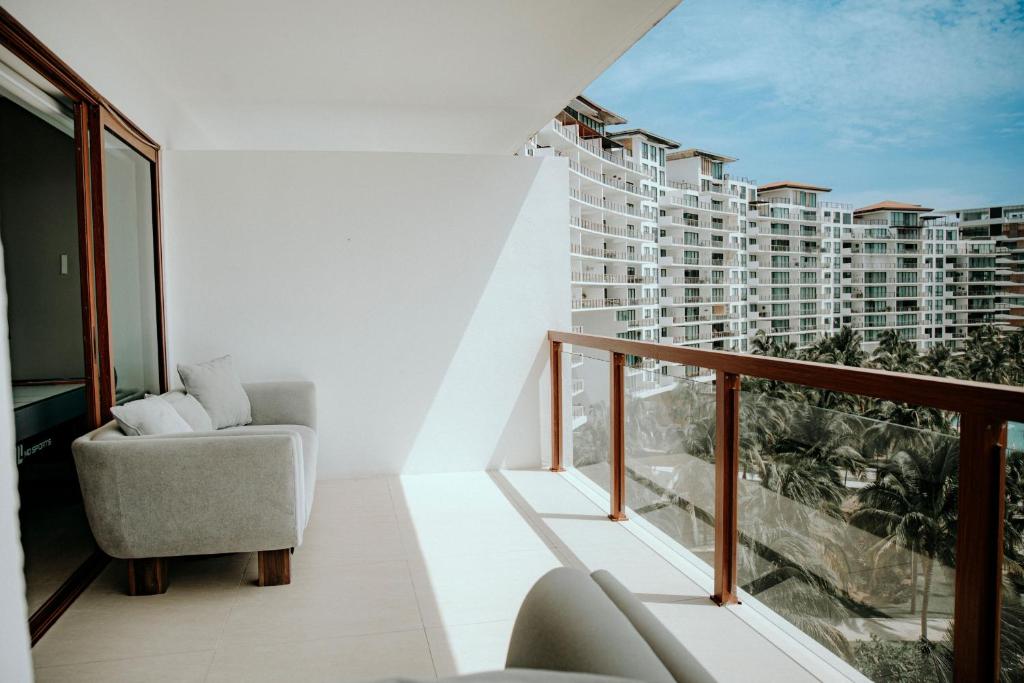 3 Bedrooms with huge Terrace in La Isla Acapulco - 2