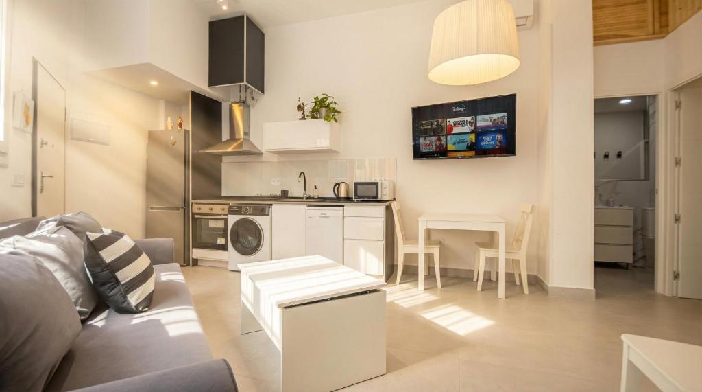 NEW Luxury and sunny 2BR apartment Premium Spot - 1