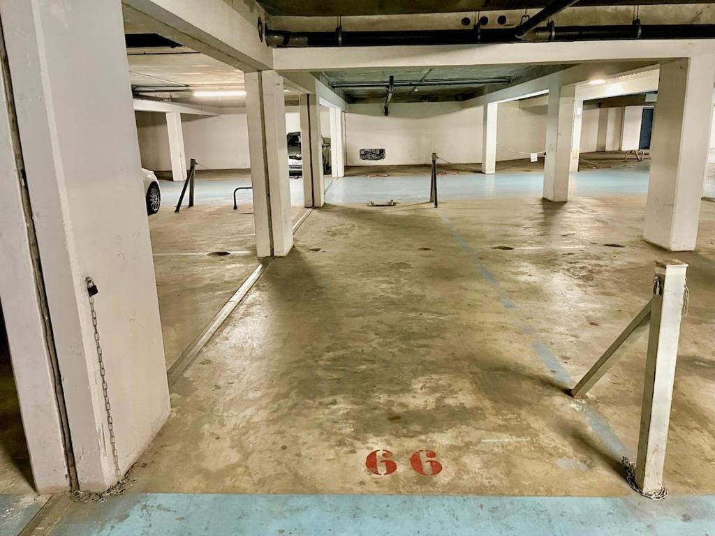 F2 climatisé, piscine, parking, tout à pied - 3