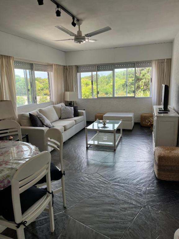 Hermoso Apartamento primera linea Rambla de Playa Mansa Punta del Este - 3