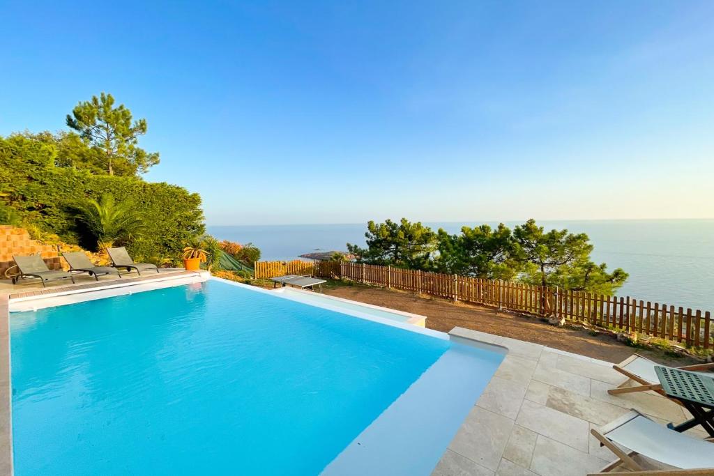Sea-view villa for 11 guests with a heated infinity pool - 2