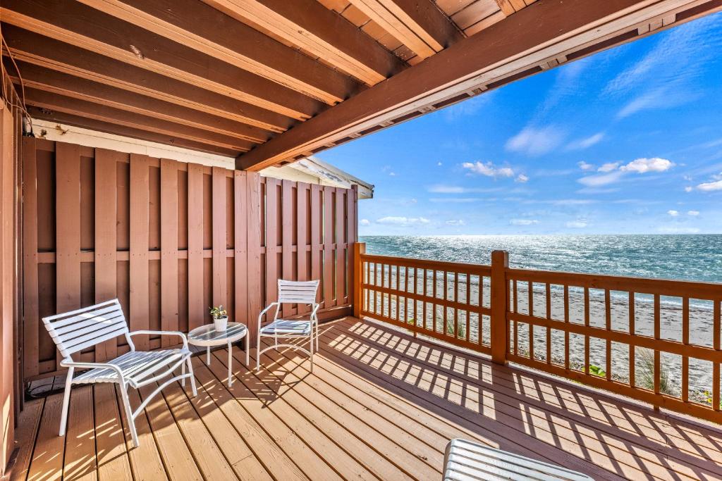 해변 근처 수영장 전경