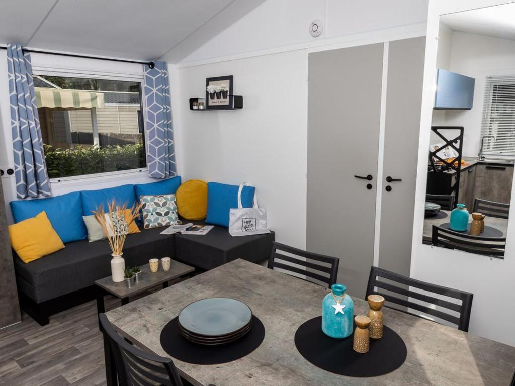 Mobil home confortable avec terrasse à Saint-Hilaire-de-Riez - API-1-52-887 - 2