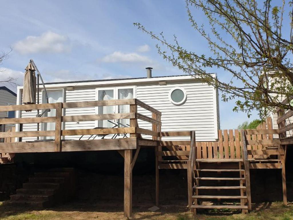 Mobil-home sur pilotis avec terrasse - API-1-52-1009 - 1