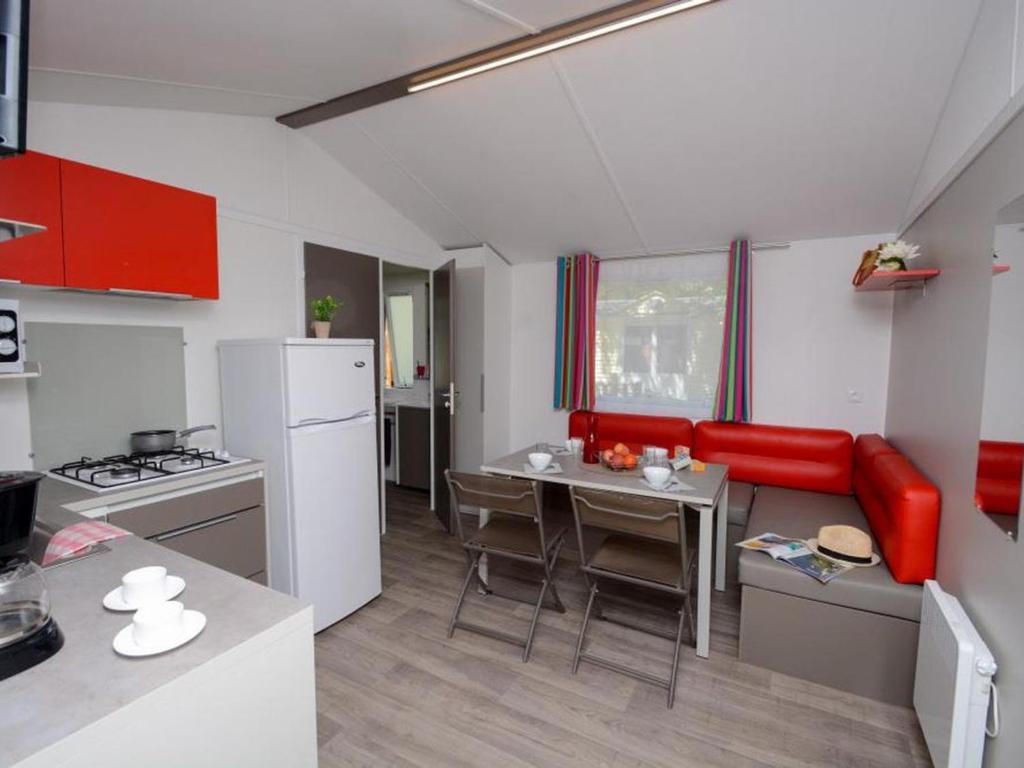Mobil-home 29m² avec terrasse et salon de jardin à Hyères - API-1-52-1118 - 2