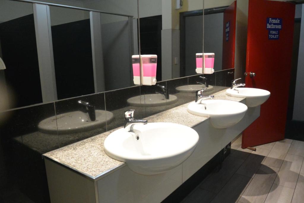 Bathroom, Elizabeth Hostel in Melbourne