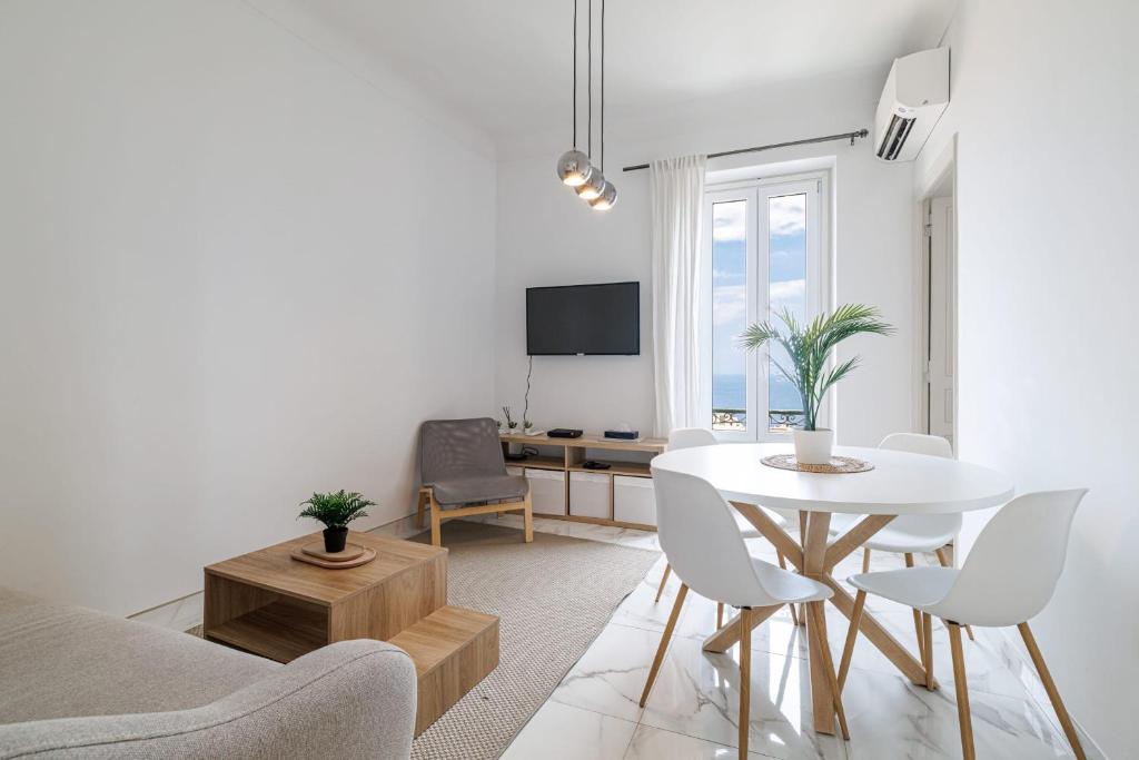 Cozy 2 Bedroom Seafront 150m from Monaco - 1