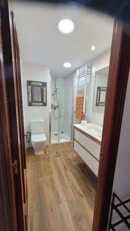 Apartamento con cocina abierta y vistas verdes - 3