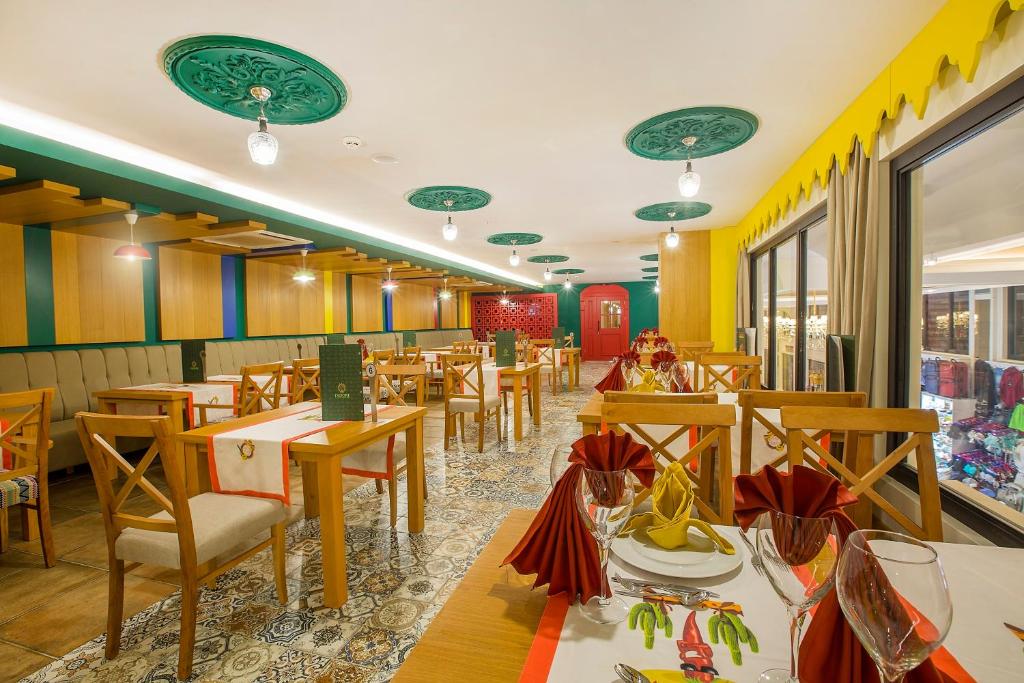 J'adore Deluxe Hotel & Spa Ultra All Inclusive — Side