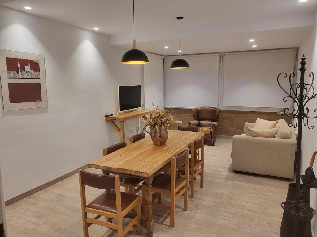 Central 2 bedroom apartment with terrace - 4