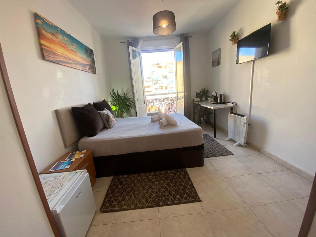 Room with private bathroom and balcony nearby the Mercado Central, center and beach - 3