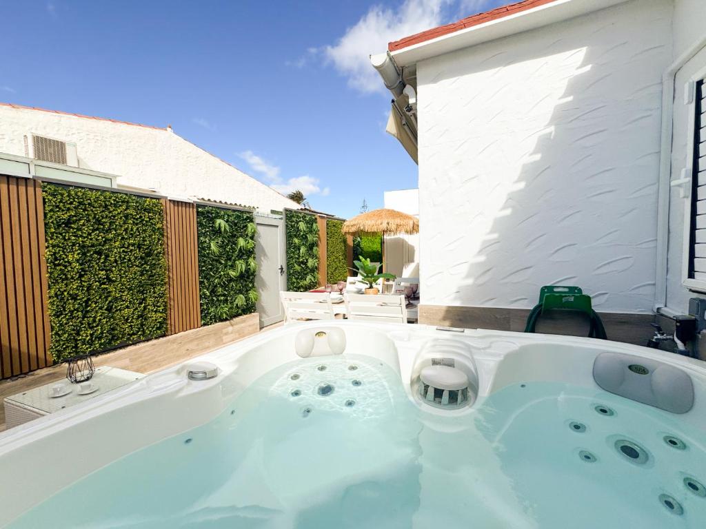 Oasis Beach Home II - Your Private Retreat with Jacuzzi - 4