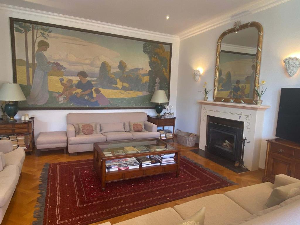 Elegant Studio With Pool and Spa Access - 2