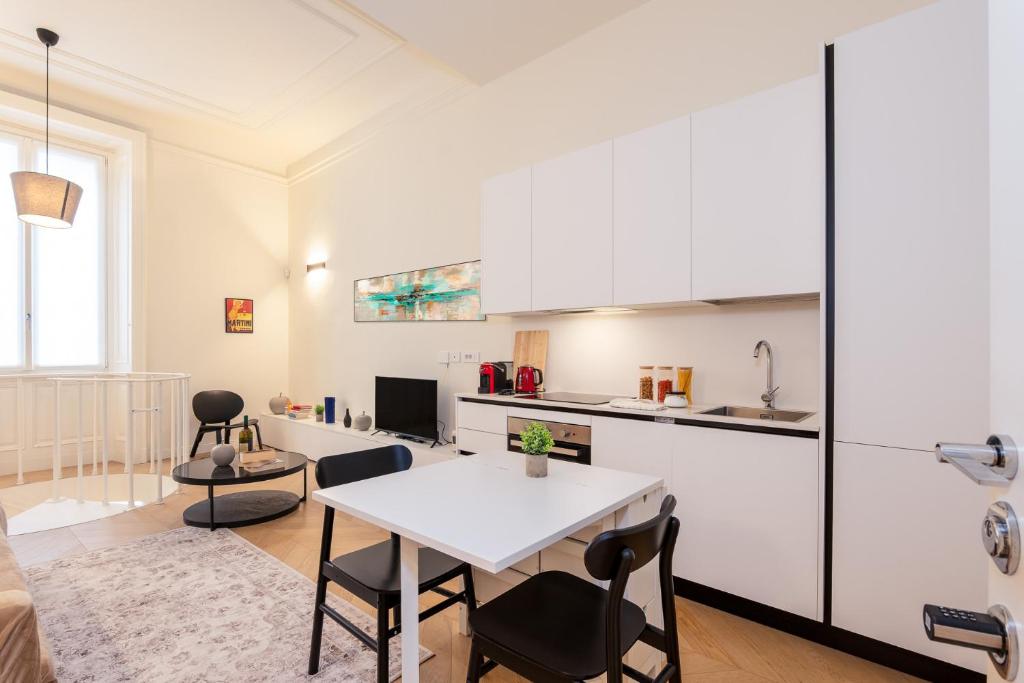 Elegant Duplex with Modern Design in Central Milan - 1