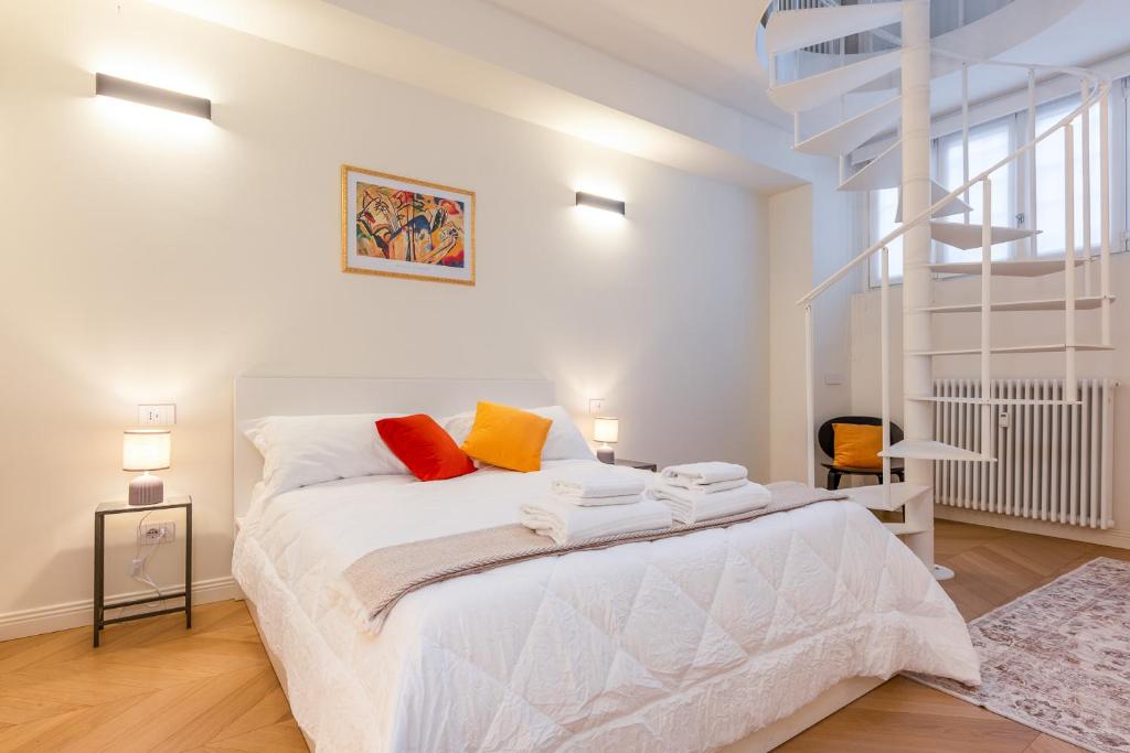 Elegant Duplex with Modern Design in Central Milan - 4