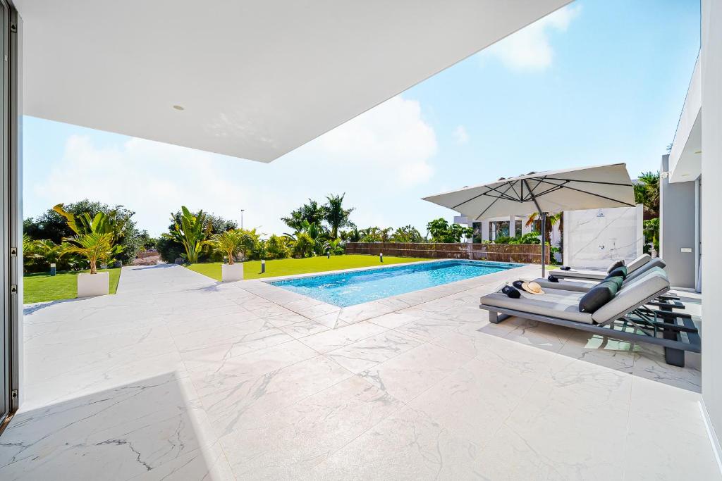 Luxury Villa with Heated Pool & Jacuzzi Near Costa Adeje Golf - 4