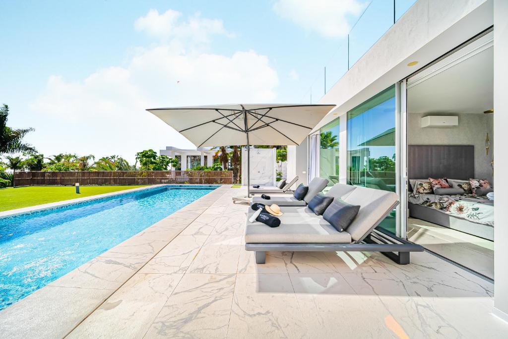 Luxury Villa with Heated Pool & Jacuzzi Near Costa Adeje Golf - 3