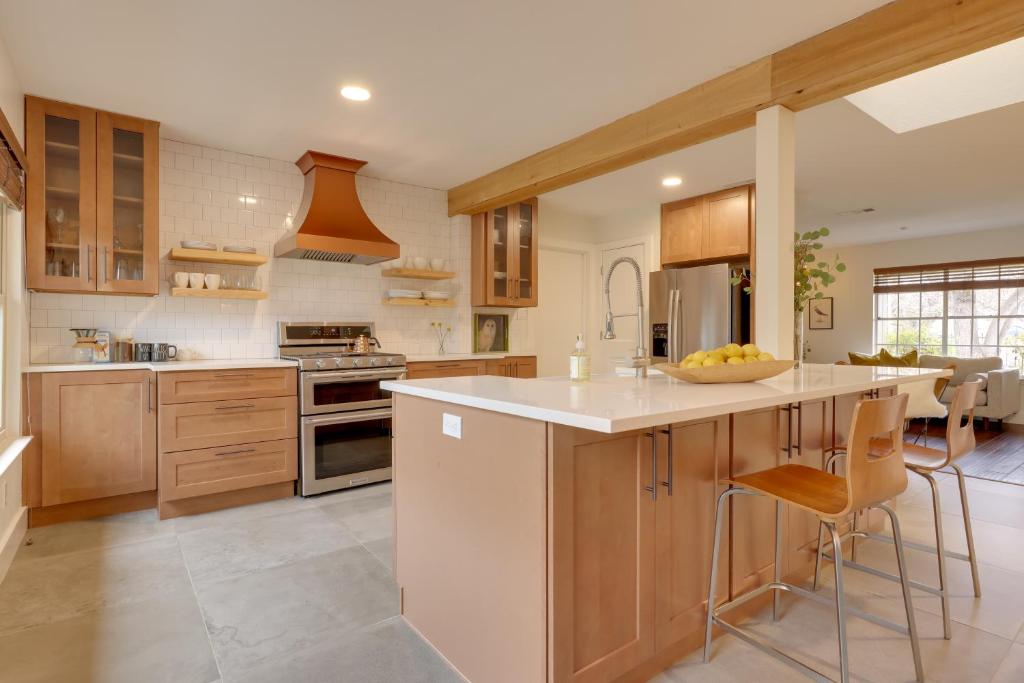 6 Mi to Dtwn Austin Home with Screened Porch and Yard 전경
