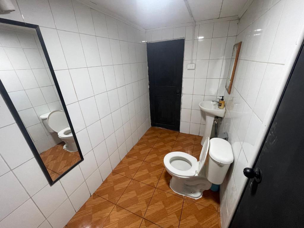 Habitación doble economica con Baño Privado - 3