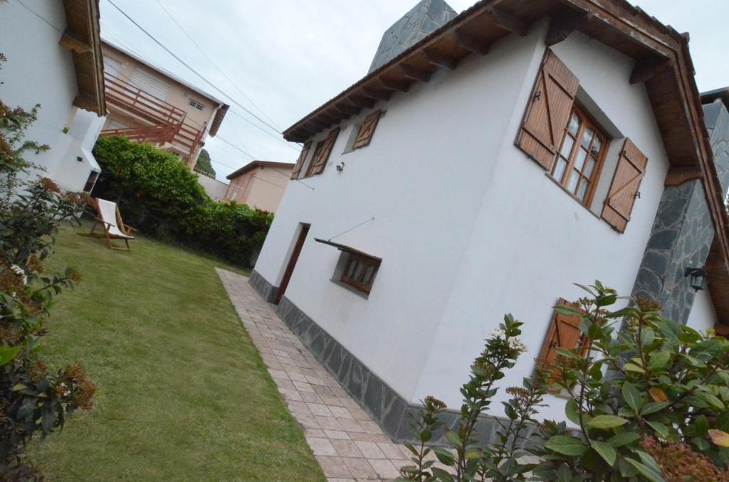 CASA con 3 habitaciones, 2 baños, cochera y patio a 100 metros del mar Durante ENERO y FEBRERO solo se alquila por un MÍNIMO de 7 días - 5