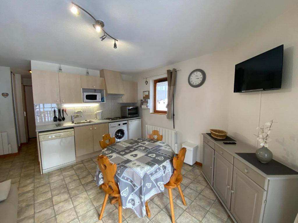 Appartement calme, proche centre-ville, avec balcon et garage à Châtel - FR-1-693-122 - 1
