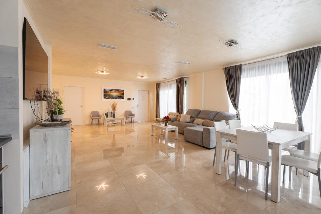 Exclusive Villa City, Beach & Golf - 5