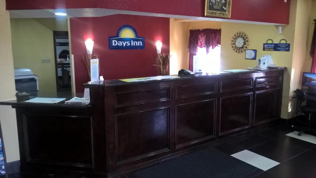 Days Inn & Suites by Wyndham Hutchinson photo
