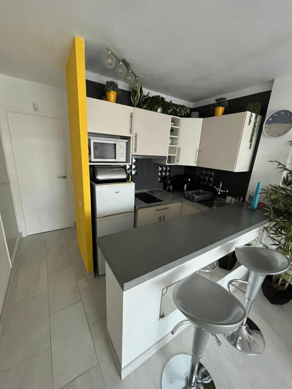 TRÈS BEL APPARTEMENT ENTIÈREMENT RÉNOVÉ - 3