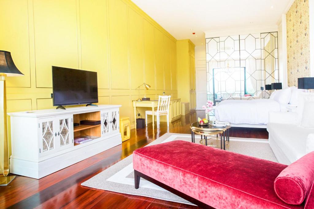 Shared lounge/TV area