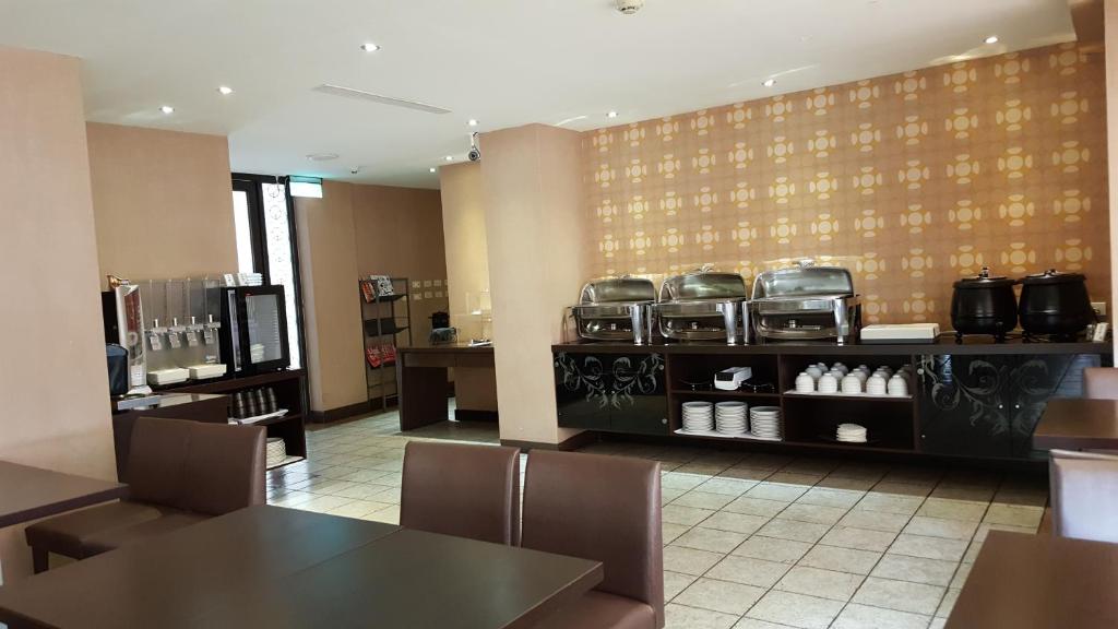 Restaurant, The Riverside Hotel & Motel in Kaohsiung