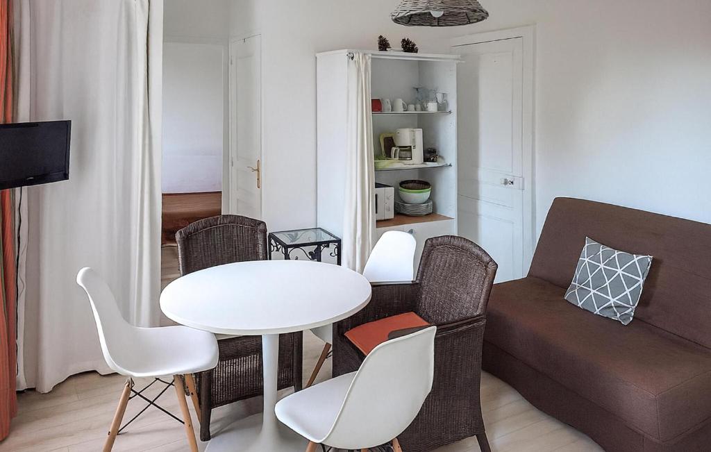 One Bedroom Awesome Apartment In Carnac - 3