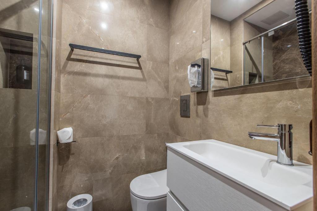 LB Vacation Rentals I Deluxe Studio w Balcony - 5mn Center I Casa d'Azur - 4