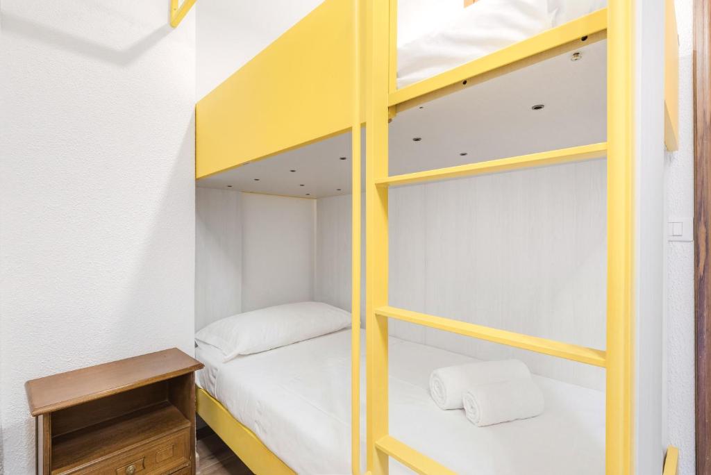 Hostdomus - Yellow Suite - 5