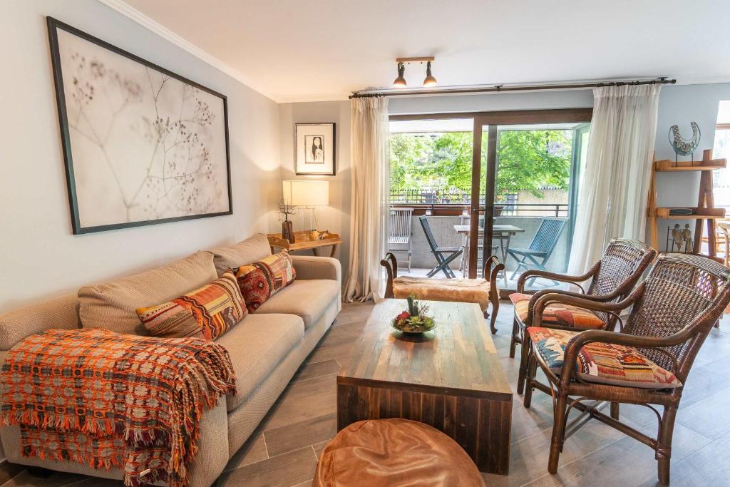 HOM I Amplio Depto en Las Condes con Terraza y Parking - 2