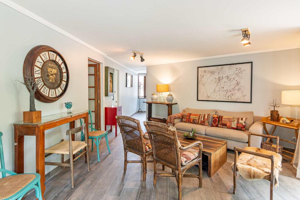 HOM I Amplio Depto en Las Condes con Terraza y Parking - 1