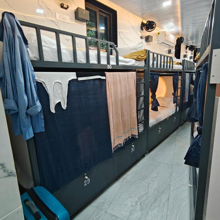 From $17 - Basera Dormitory and Separate Cabins for Group in Andheri ...